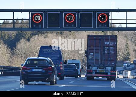 Irschenberg, Allemagne. 14 janvier 2020. Tempoliwith 120, Schilderbruecke, Irschenberg-Autobahn A 8 vers le sud, pente, montagne, ascension. Autoroute 8. Circulation routière, voitures, autoroute, | usage dans le monde crédit: DPA/Alay Live News Banque D'Images