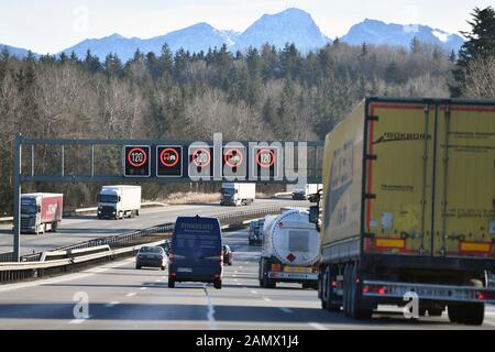 Irschenberg, Allemagne. 14 janvier 2020. Tempoliwith 120, Schilderbruecke, Irschenberg-Autobahn A 8 vers le sud, pente, montagne, ascension. Autoroute 8. Circulation routière, voitures, autoroute, | usage dans le monde crédit: DPA/Alay Live News Banque D'Images