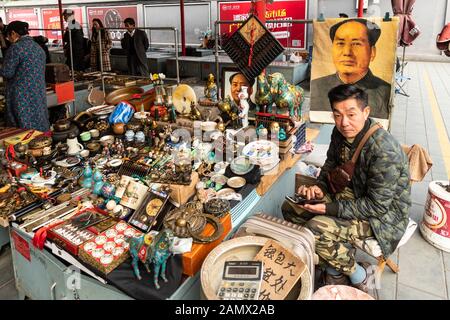 Beijing, Chine - 24 octobre 2018: Les gens vendent divers curios et des objets anciens dans le célèbre marché de Panjiayuan de fuir à Pékin Banque D'Images