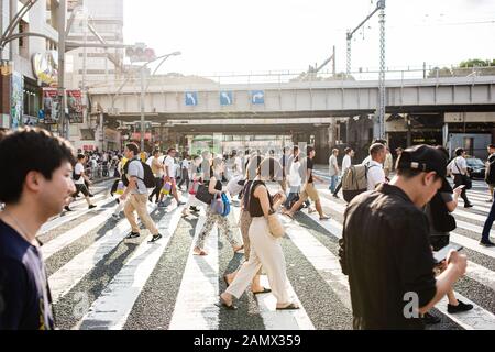 Tokyo, Japon. 11 août 2019. Piétons au passage devant la gare d'Ueno à Tokyo. (Crédit Photo: Goznales Photo - Georg Wallner). Banque D'Images