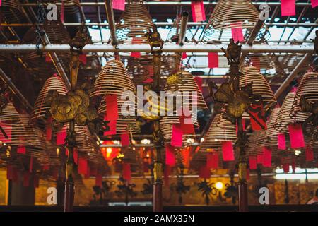 Intérieur du vieux temple chinois classique (Temple Man Mo) à Hong Kong Banque D'Images