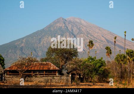 Mont Agung, Bali en plein soleil le matin. Banque D'Images