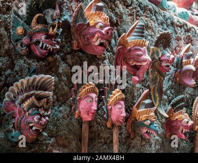 Masques balinais peints en bois traditionnels Banque D'Images