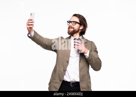 Homme d'affaires regardant prendre selfie et tenir une tasse de café Banque D'Images