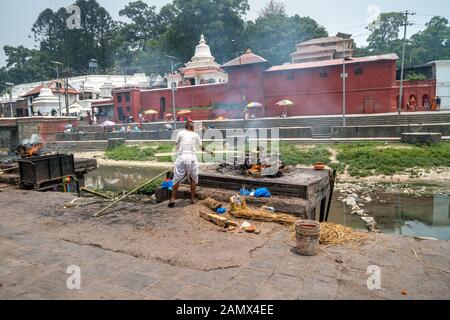 Crémation des ghats le long de la rivière Bagmati au complexe de Pashupatinath, Katmandou, Népal Banque D'Images