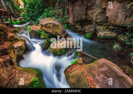 Rivière Banias au nord d'Israël, qui coule sur les roches, filmée avec une technique d'exposition prolongée. Banque D'Images