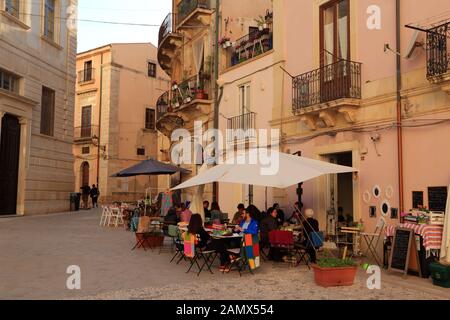 Quartier rue café bar restaurants à Ortygia Banque D'Images