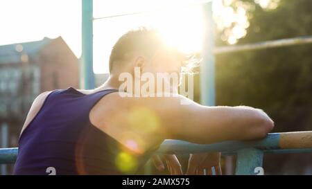 Homme fort ayant une pause entre des exercices sur les barres parallèles, l'entraînement de rue Banque D'Images