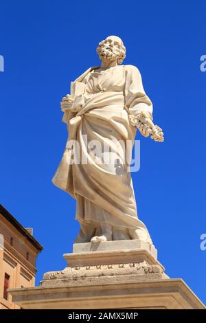 Statue De Saint Pierre. Cathédrale De Syracuse, Ortygia. Duomo Di Siracusa, Ortigia. Banque D'Images