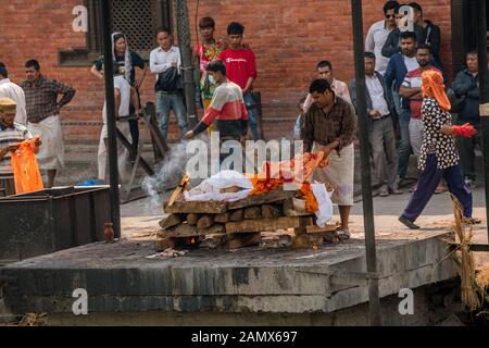 Crémation des ghats le long de la rivière Bagmati au complexe de Pashupatinath, Katmandou, Népal Banque D'Images