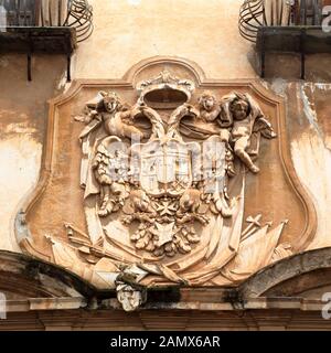 Blason, bas-relief en façade de Palais Alliata di Villafranca, Piazza Stazione 8, Palerme Banque D'Images