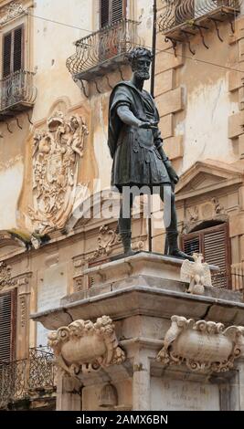 Statue de Charles V, la Piazza Stazione 8, Palerme. Statua di Carlo V Banque D'Images