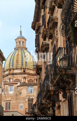 Ugo Palazzo delle Favare, Piazza Stazione 8. Vue de la coupole de l'église Sainte Catherine, Palerme, Sicile Banque D'Images