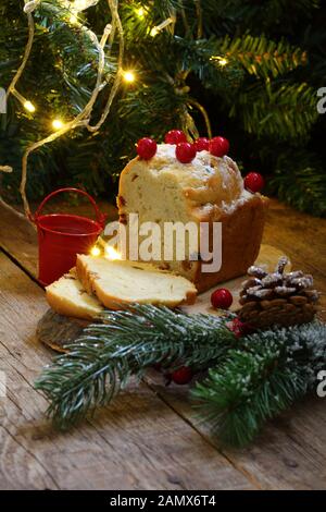 Cupcake de Noël avec raisins secs et citron dans les décorations du nouvel an Banque D'Images