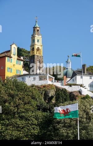 Portmeirion, un village touristique de style italien à Gwynedd, au nord du Pays de Galles, avec le drapeau gallois en premier plan. Banque D'Images