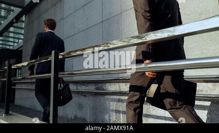 Jeunes hommes d'affaires qui vont à la construction de bureaux, aux gens d'affaires, à la construction de carrière Banque D'Images