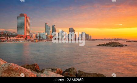 Tel Aviv, Israël. Image panoramique de tel Aviv, Israël au beau coucher du soleil. Banque D'Images