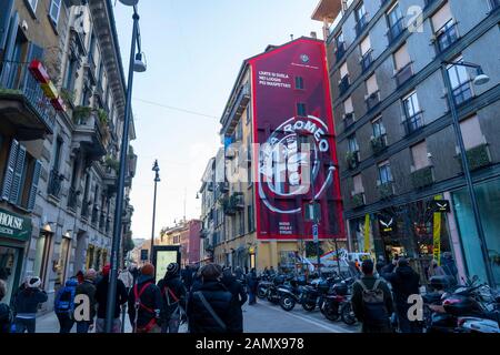 Milan, Italie : la publicité des voitures Alfa Romeo sur la construction de mur dans la rue Corso Garibaldi, centre-ville de Milan. Banque D'Images