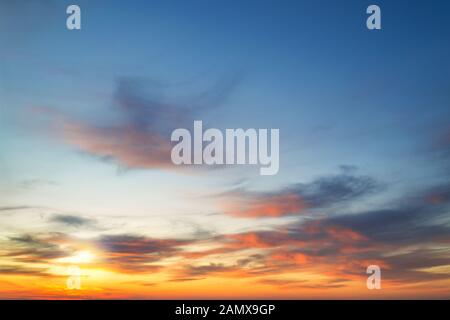 Le soleil qui brille à travers les nuages et la lumière les paintes avec golden orange. Skyscape panoramique au coucher du soleil. La beauté dans la nature. Banque D'Images