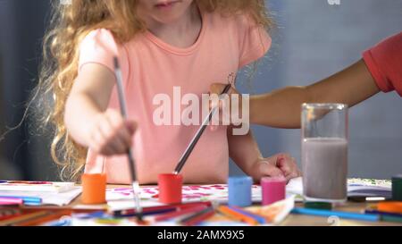 Enfants d'âge préscolaire ayant une leçon d'art au club d'art, activités de loisirs et loisirs Banque D'Images