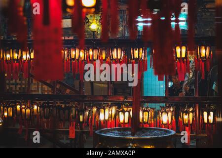 Hongkong, Chine - Novembre 2019: Lanterne à l'intérieur du vieux temple chinois (Temple Man Mo) à Hong Kong Banque D'Images