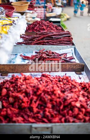 La viande rouge articles étant vendus sur un marché à Mandalay, Myanmar Banque D'Images
