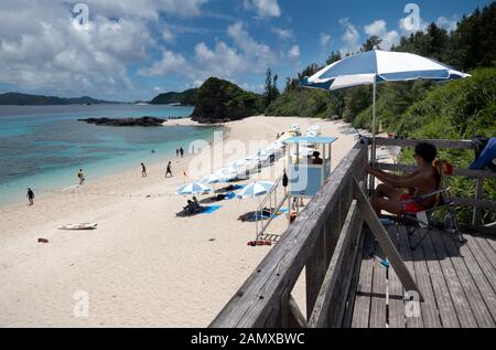 Avis de Furuzamami Beach sur l'île de Zamami, archipel Kerama, Okinawa, Japon, Asie. Les Japonais la natation, les touristes pendant les vacances de détente Banque D'Images