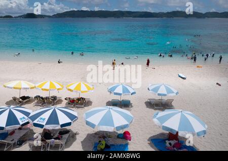 Vue sur la plage de Furuzamami sur l'île de Zamami, l'archipel de Kerama, Okinawa, Japon, Asie. Les Japonais nagent et les touristes se détendant pendant les vacances Banque D'Images