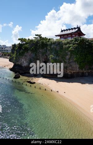 Sanctuaire Naminoue près de la plage de Naha, Okinawa, Japon, Asie. Les Japonais nagent. Eau de mer cristalline avec bâtiment religieux et temple de Shinto Banque D'Images