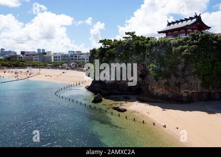 Sanctuaire Naminoue près de la plage de Naha, Okinawa, Japon, Asie. Les Japonais nagent. Eau de mer cristalline avec bâtiment religieux et temple de Shinto Banque D'Images