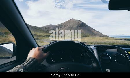 Vue du siège du conducteur, plus de montagne le long de la route côtière au sud de l'Islande. Banque D'Images