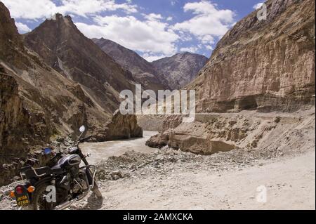 Cycliste avec une Royal Enfield dans vallée du Zanskar, Ladakh Banque D'Images