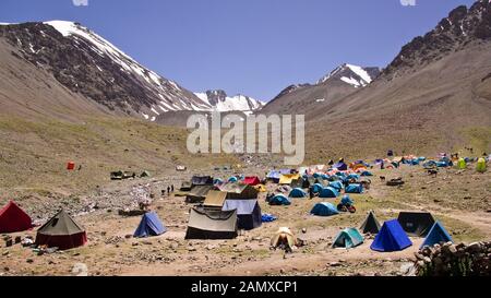 Camp de Base pour l'escalade Stok Kangri à 5000 m au-dessus du niveau de la mer, Ladakh Banque D'Images