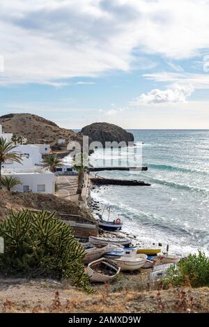 Le petit port de pêche à Isleta del Moro, Cabo de Gata, Espagne Banque D'Images