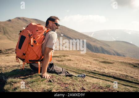 Randonneur ayant une pause sourire Banque D'Images