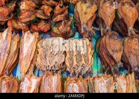 Nan khem ou peau de buffle d'eau séchée et poisson salé séchée vendu sur le marché du matin de Luang Prabang au Laos. Banque D'Images