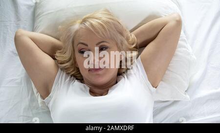 Attractive Woman relaxing in bed, matin, éveil, santé et beauté, loisirs Banque D'Images