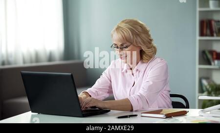 Psychologue pour femme qui tient des consultations en ligne, aidant professionnellement les gens Banque D'Images