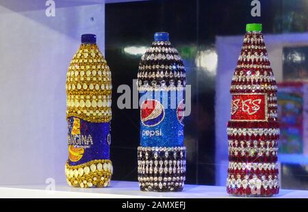 Installation "vie ordinaire" à Innsbruck par Shourouk Rhaiem. Tous les jours, ornamenés à la main, avec un total de 150 kg de cristaux Swarovski Banque D'Images