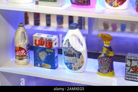 Installation "vie ordinaire" à Innsbruck par Shourouk Rhaiem. Tous les jours, ornamenés à la main, avec un total de 150 kg de cristaux Swarovski Banque D'Images