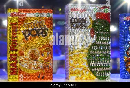 Installation "vie ordinaire" à Innsbruck par Shourouk Rhaiem. Tous les jours, ornamenés à la main, avec un total de 150 kg de cristaux Swarovski Banque D'Images