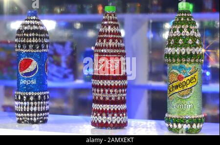 Installation "vie ordinaire" à Innsbruck par Shourouk Rhaiem. Tous les jours, ornamenés à la main, avec un total de 150 kg de cristaux Swarovski Banque D'Images
