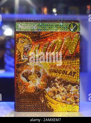 Installation "vie ordinaire" à Innsbruck par Shourouk Rhaiem. Tous les jours, ornamenés à la main, avec un total de 150 kg de cristaux Swarovski Banque D'Images