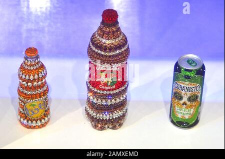 Installation "vie ordinaire" à Innsbruck par Shourouk Rhaiem. Tous les jours, ornamenés à la main, avec un total de 150 kg de cristaux Swarovski Banque D'Images