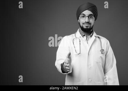 Les jeunes Indiens barbu homme sikh médecin portant turban Banque D'Images