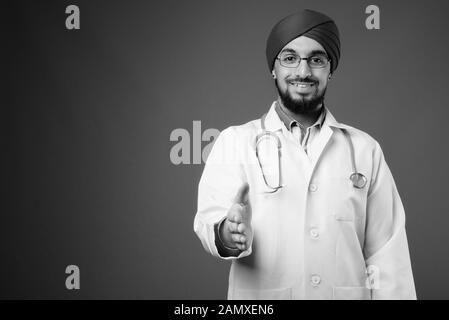 Les jeunes Indiens barbu homme sikh médecin portant turban Banque D'Images