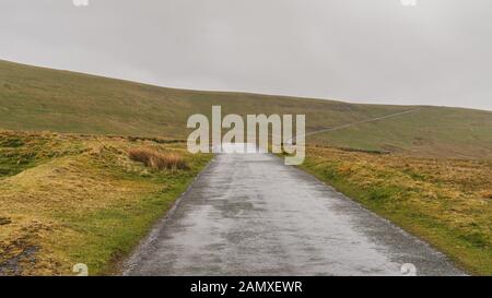 Un jour de pluie sur la route B6270 entre Birkdale et Nateby, Cumbria, England, UK Banque D'Images