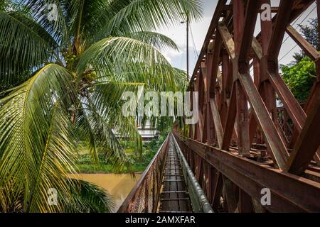 Vieux Pont à Luang Prabang. Le Laos. Banque D'Images