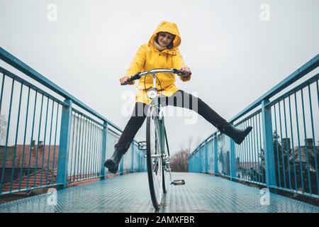 À vélo dans le jour de pluie Banque D'Images