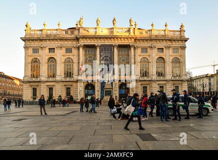 Le contrôle policier des colporteurs en face de Palazzo Madama palace sur la Piazza Castello, dans une journée d'hiver, Turin, Piémont, Italie Banque D'Images